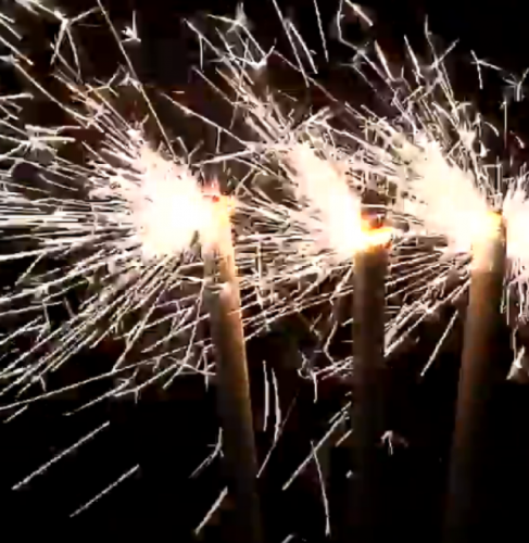 Набор длинные бенгальские огни 600 мм. ТР154 - 15 шт. (5 уп. х 3 шт) Набор длинные бенгальские огни 600 мм. ТР154 - 15 шт. (5 уп. х 3 шт)